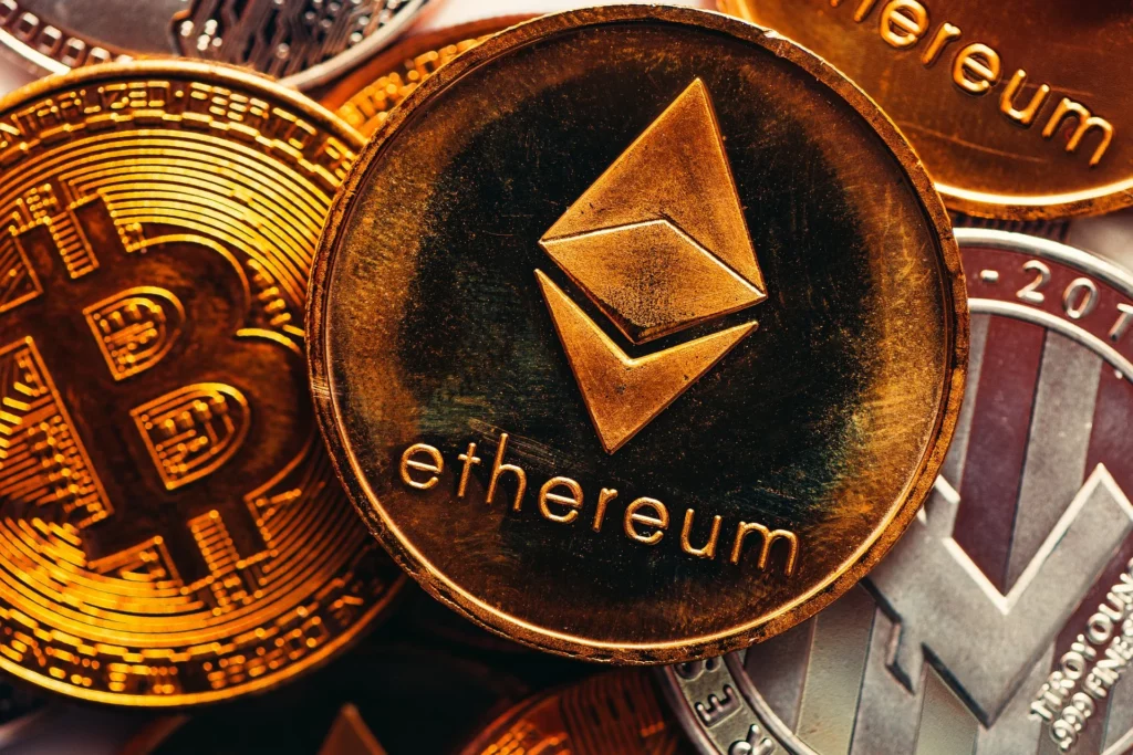 Nên đầu tư chứng khoán hay crypto?